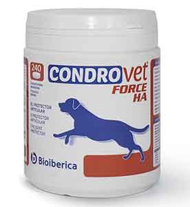 Envase original de Anima Strath líquido de 250 ml de laboratorios Stangest. Muestra la caja roja con ilustraciones de animales y la botella de jarabe fortificante natural aislada sobre fondo blanco.